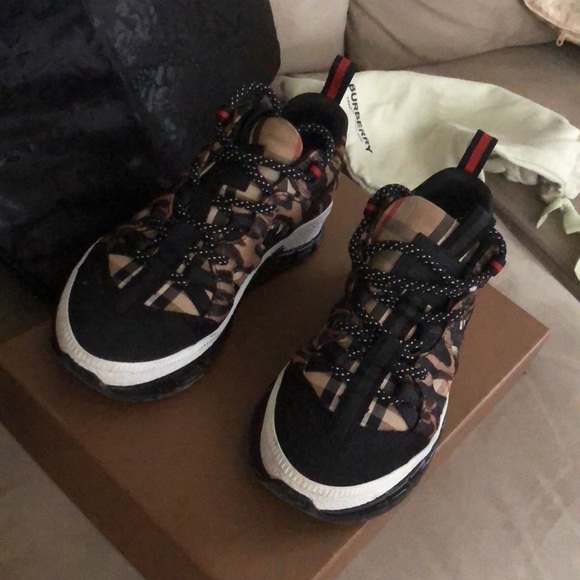 New Burberry sneakers clean size 6.5 women - Picture 4 of 5